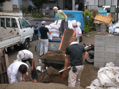 砂のストックがなく急遽必要な時は、みんなで協力しあって作ったりもします。忙しい朝でもチームワークであっという間に、砂がテンコ盛りです。これぞ八幡工業の団結力の賜物です。