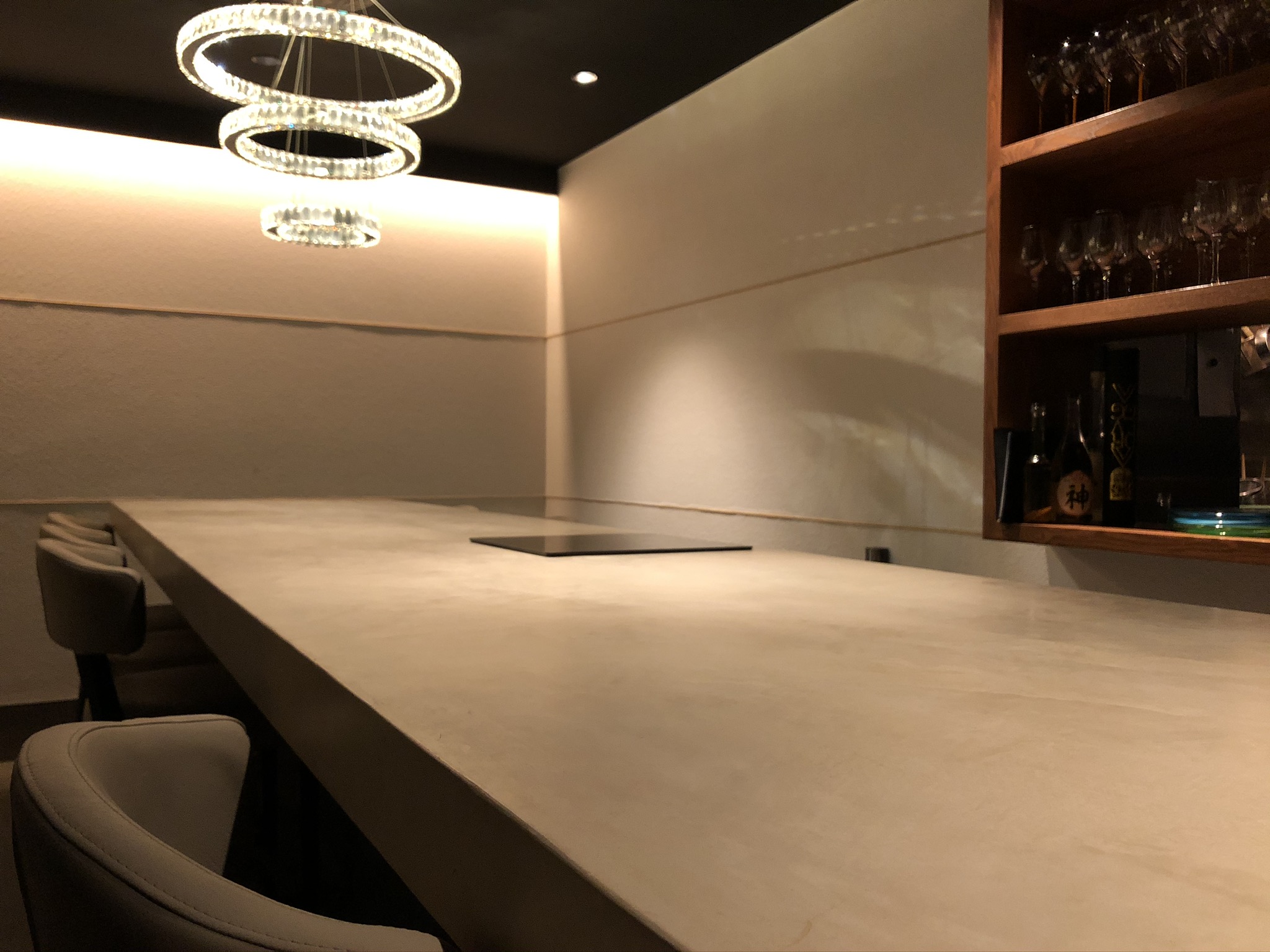 銀座そば店のシックなMORTEXカウンター | 左官事例 | 熟練の技術で