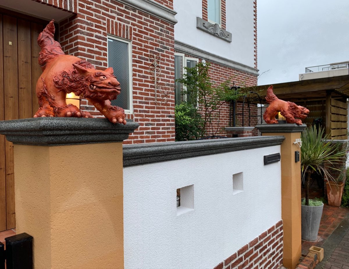 玄関の守り神シーサーを立体彫刻 左官事例 熟練の技術でスイス漆喰の塗り壁を施工する東京 葛飾の左官工事会社 八幡工業
