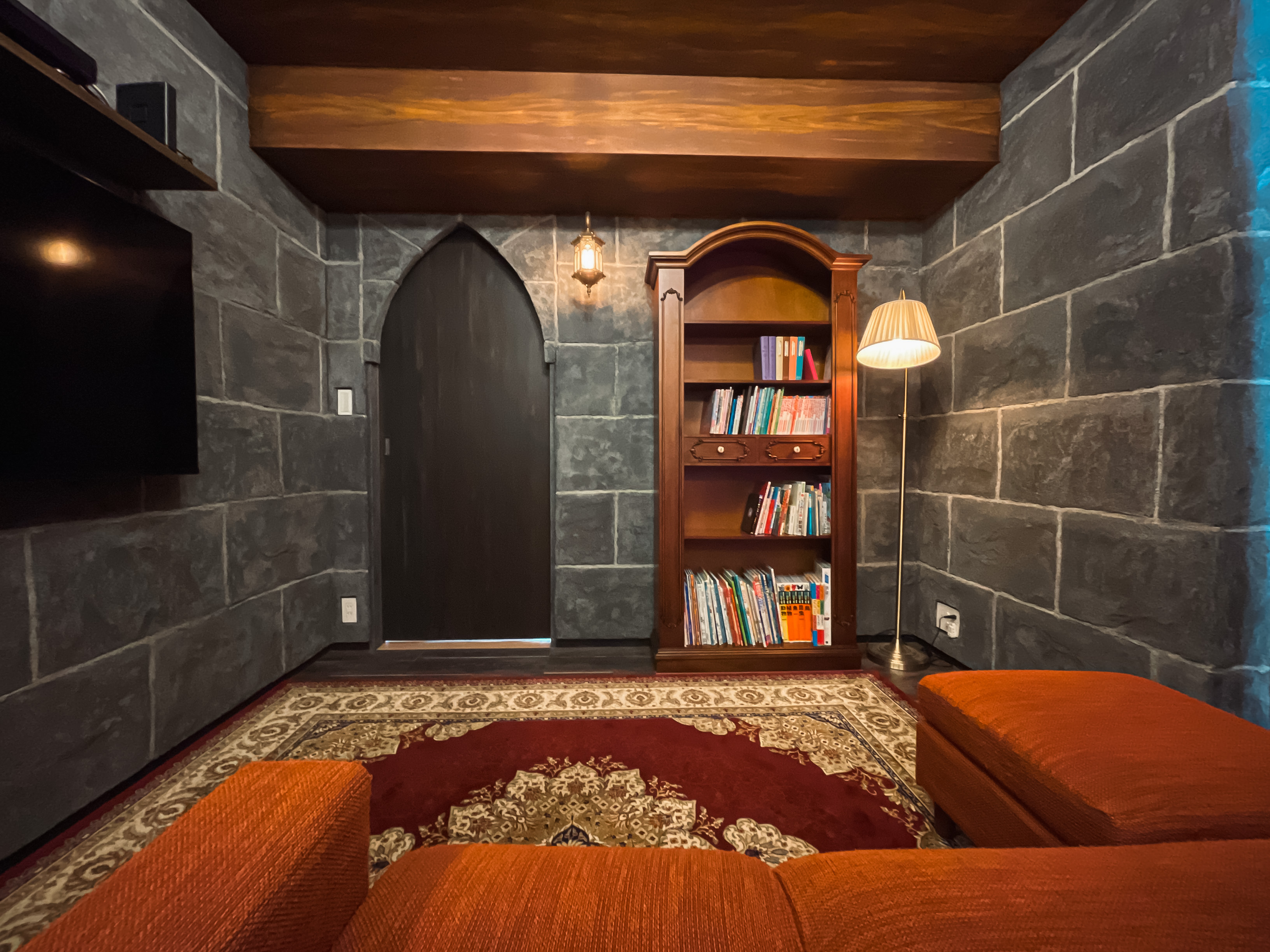 モルタル造形で魔法学校風のマイホームに | 左官事例 | 熟練の技術で