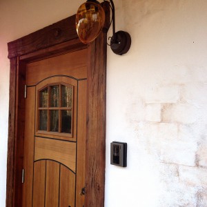 住宅玄関・スイス漆喰の壁と擬木造形のドア枠