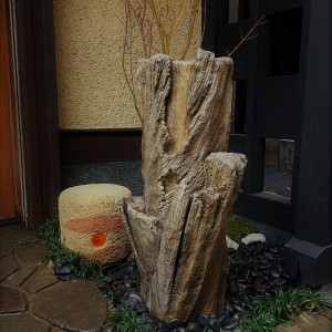 モルタル造形の擬木の手水鉢
土版築の灯篭