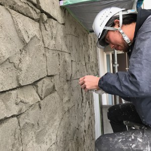 擬石の造形制作中