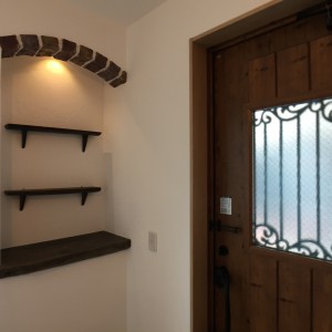 住宅玄関・スイス漆喰の壁と造形のニッチ