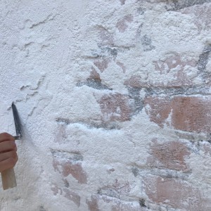 スイス漆喰の壁と赤レンガ調モルタル造形