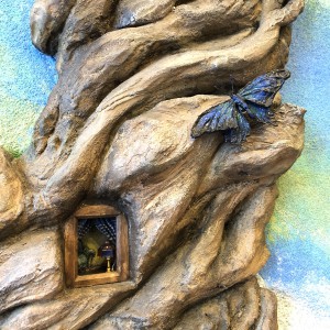 擬木の穴は小人のお家