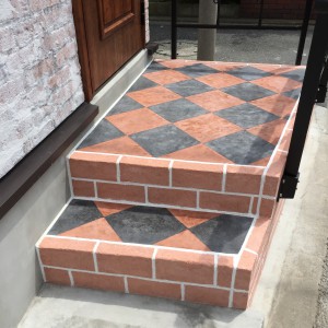 赤レンガ、二色のタイルすべてモルタル造形