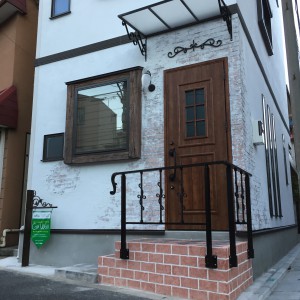 スイス漆喰の外壁と造形デザインのポーチ