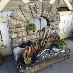 モルタル造形のウエルカムボード(擬石アーチ)