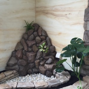 浴室の擬石積みの滝水装置