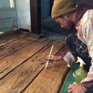 枕木材のモルタル造形にエイジング塗装