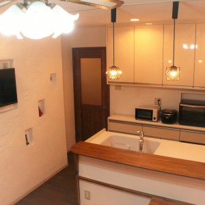 住宅・キッチンのスイス漆喰+白ブリック調のモルタル造形