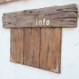 カフェのインフォメーションボード(擬木)