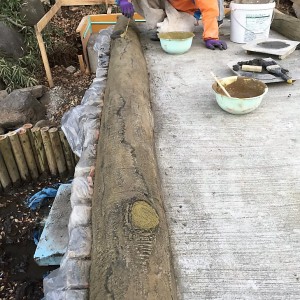 公園の橋欄干の擬木