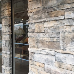 擬石のモルタル造形壁