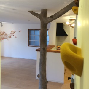 住宅の柱を桜の木にモルタル造形