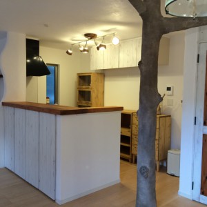 住宅の柱を桜の木にモルタル造形