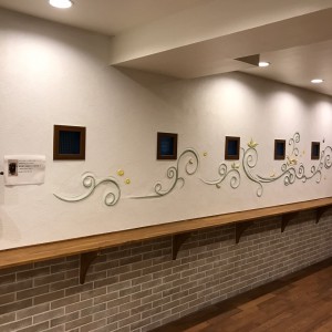 食品メーカーのショールーム 漆喰彫刻