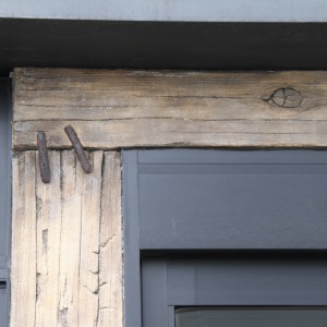 店舗のドア枠の擬木