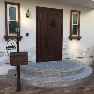 スイス漆喰の壁と擬木の窓・ドア枠