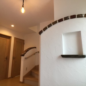 住宅玄関・スイス漆喰の壁と造形のニッチ