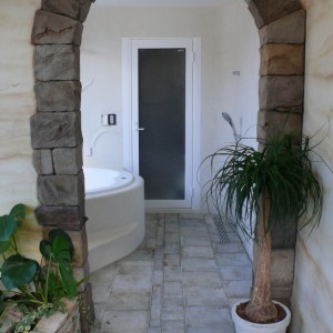 モルタル造形の石組みアーチ完成