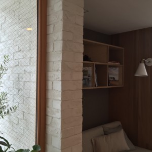 店舗入り口に施した白レンガ調造形