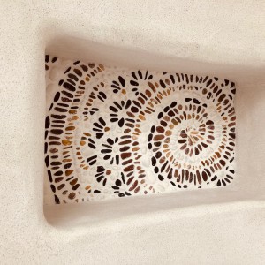 らせんの石埋め込みデザイン