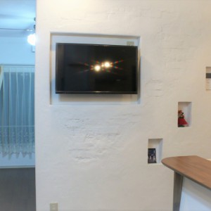 住宅・キッチンのスイス漆喰+白ブリック調のモルタル造形